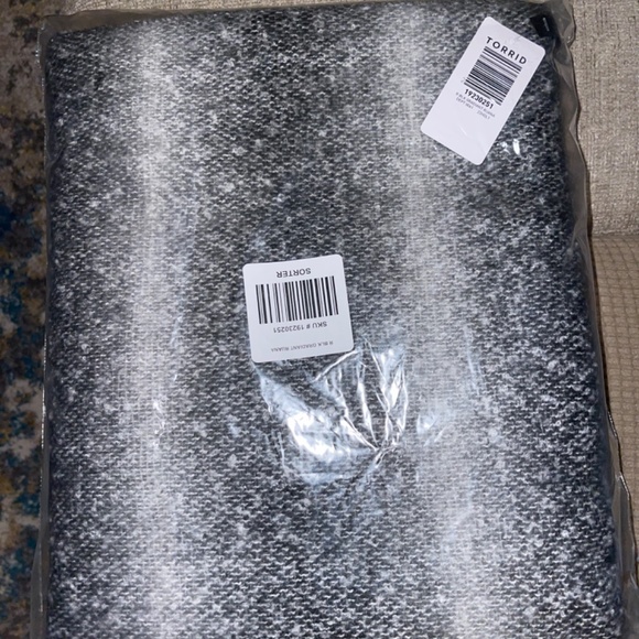 NWT TORRID RUANA - PONCHO - GRAY WHITE OMBRE - MACHINE WASHABLE - ONE SIZE - Picture 10 of 10